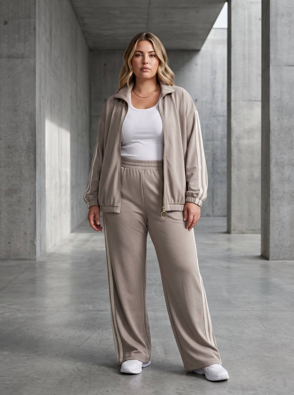 Дамски спортен комплект в бежово  PLUS SIZE | eGiGi