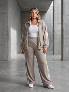 Дамски спортен комплект в бежово  PLUS SIZE | eGiGi