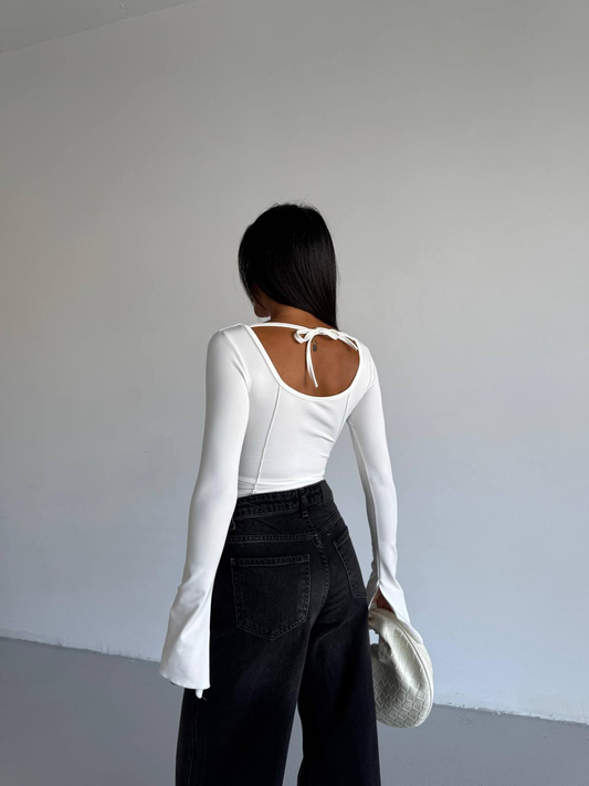 Дамска блуза по тялото с деколте на гърба