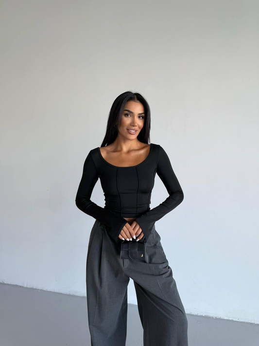 Дамска блуза по тялото с деколте на гърба