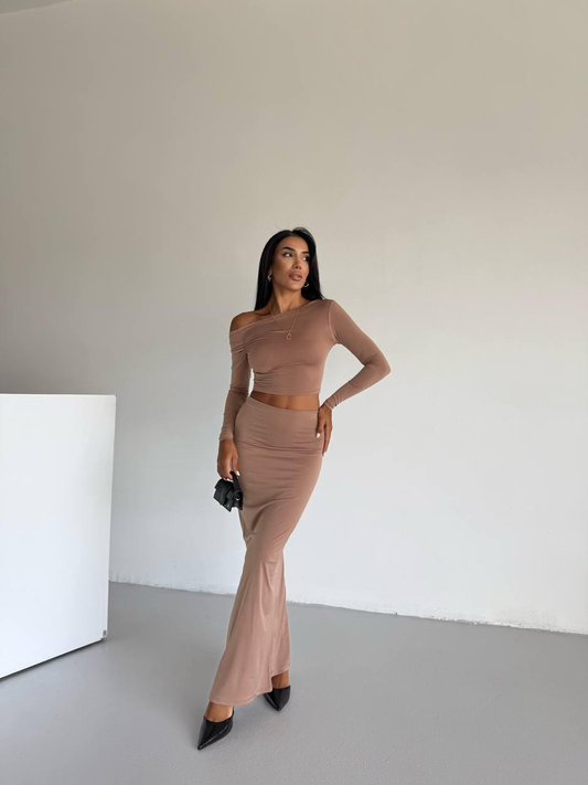 Дамски комплект от две части - дълга пола по тялото и къса блуза по тялото