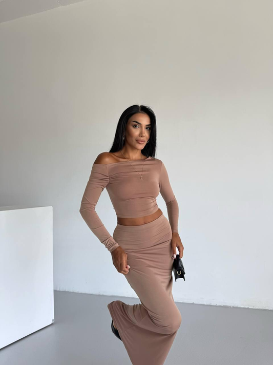 Дамски комплект от две части - дълга пола по тялото и къса блуза по тялото