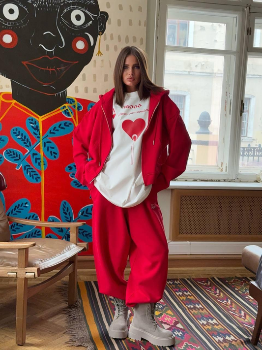 Дамски спортен комплект от три части- горнище с качулка, долнище и тениска