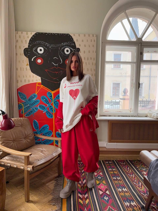 Дамски спортен комплект от три части- горнище с качулка, долнище и тениска