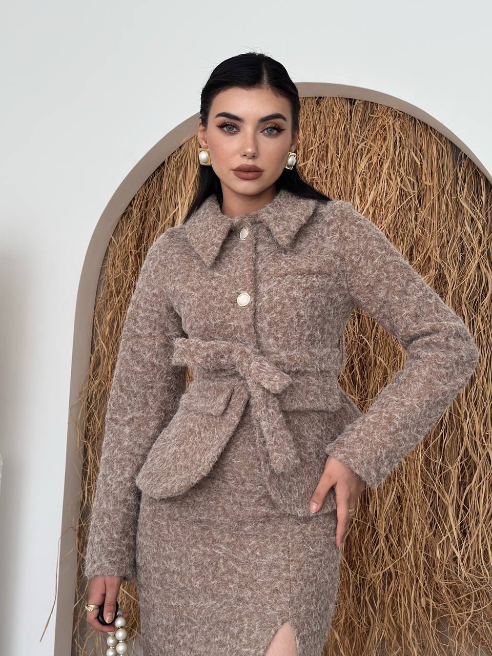 Класически дамски комплект с сако и пола